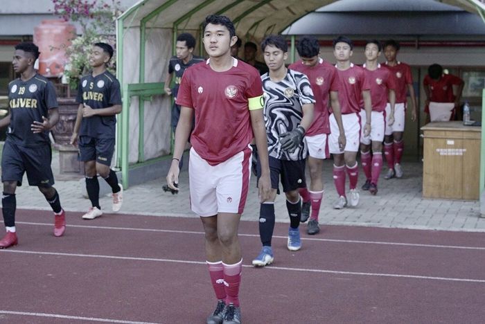                                Kapten timnas U-16 Indonesia, Marcel Januar, memimpin tim saat menghadapi timnas pelajar di Stadion Patriot Candrabhaga, Bekasi, pada 28 Agustus 2020