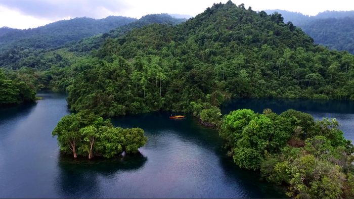 Danau jelita berbungkus kelambu misteri. Cagar Alam Faruhumpenai telah memasok debit air di Danau Matano. Air dari danau ini mengalir ke Danau Mahalona dan Danau Towuti. Keduanya masih satu sistem dengan Danau Matano, yang disebut Sistem Danau Malili. 
