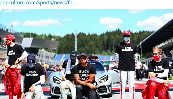 Pembalap Mercedes, Lewis Hamilton (tengah, berlutut), memimpin aksi simpatik untuk mengutuk kasus kekerasan rasialisme menjelang balapan F1 GP Austria di Red Bull Ring, Austria, 5 Juli 2020.