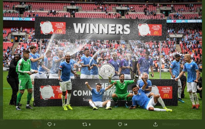 Skuad Manchester City merayakan gelar Community Shield.