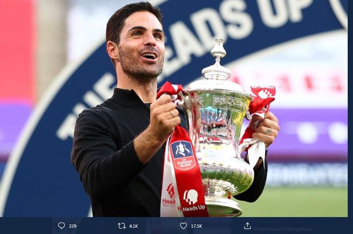 Pelatih Arsenal, Mikel Arteta, memenangi Piala FA dan Community Shield di musim pertama era kepelatihannya.