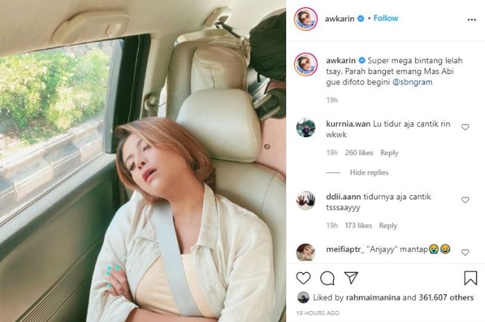 Potret Awkarin saat tertidur di dalam mobil.