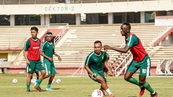 Makan Konate terlihat mengikuti sesi latihan Persebaya Surabaya di Stadion Gelora Delta, Sabtu (31/8/2020).