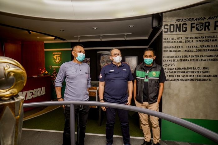 Manajer Persebaya Candra Wahyudi berfoto bersama Direktur Utama LIB Ahmad Hadian Lukita dan Direktur Operasional LIB Sudjarno di Kantor Marketing Persebaya malam ini (31/8). (Persebaya)