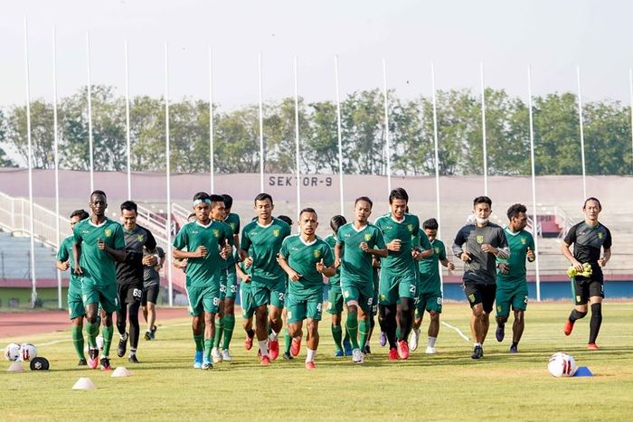 Persebaya Surabaya latihan perdana seusai libur pandemi di Stadion Gelora Delta Sidoarjo, Jawa Timur, Senin (31/08/2020) pagi.