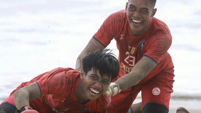 Suasana latihan para pemain Arema FC di Pantai Balekambang, Rabu (2/9/2020).