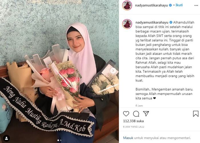 Nadya mengunggah fotonya yang baru lulus kuliah kebidanan tanpa didampingi Rizki D'Academy.