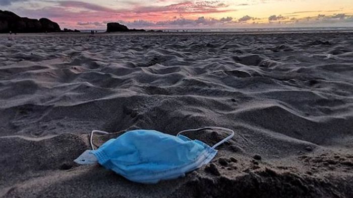 Ilustrasi sampah masker di pantai. 