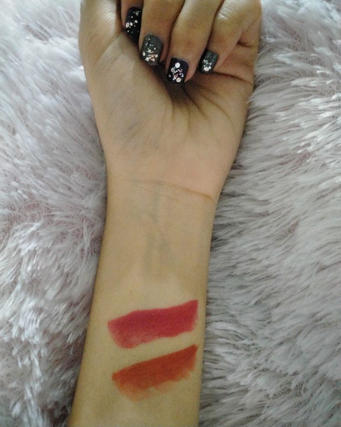 Review Make Over Color Hypnose Creamy Lipmatte nomor 03 shade Allure (atas) dan nomor 08 shade Addicted (bawah). 