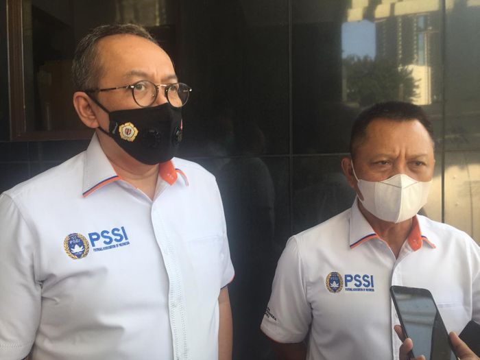 Direktur Utama PT LIB Akhmad Hadian Lukita dan Direktur Operasional Sudjarno usai bertemu Satgas Antimafia Bola, Jumat (4/9/2020).