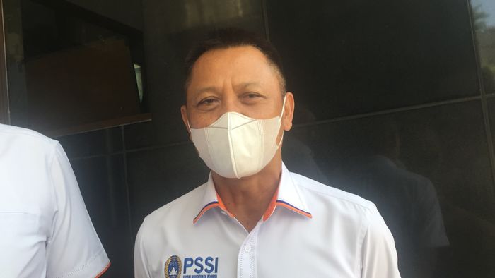 Direktur Operasional PT LIB, Sudjarno seusai bertemu dengan Kepala Satgas Antimafia Bola untuk membahas lanjutan Liga 1 2020.