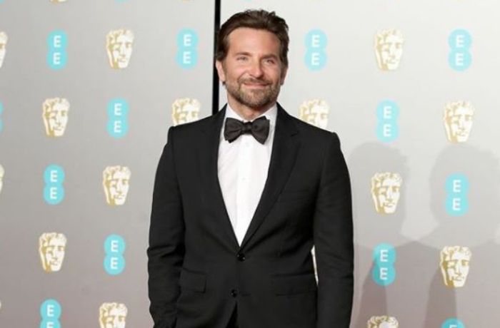 Aktor Bradley Cooper rela tidak keluar rumah selama berbulan-bulan demi keselamatan ibunya.  