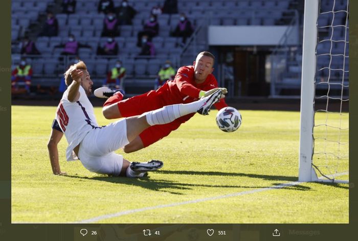 Penyerang timnas Inggris, Harry Kane, mencetak gol ke gawang timnas Islandia yang dianulir wasit dalam laga UEFA Nations League di Reykjavik, 5 September 2020.