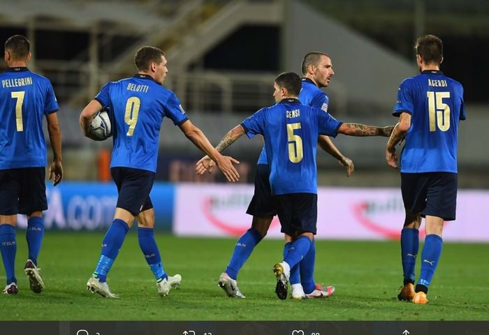 Para pemain timnas Italia menyambut gol Stefano Sensi ke gawang Bosnia dan Herzegovina dalam laga yang berkesudahan 1-1 pada UEFA Nations League, Sabtu (5/9/2020) dini hari.