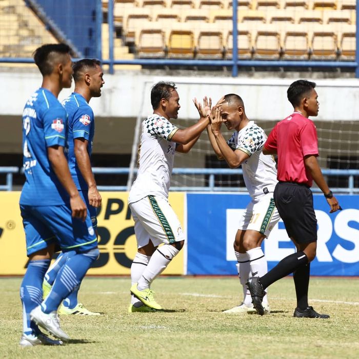 Pemain Persikabo, Wawan Febriyanto dan Dimas Drajad, merayakan gol yang dicetak ke gawang Persib Bandung pada laga uji coba jelang Liga 1 2020.
