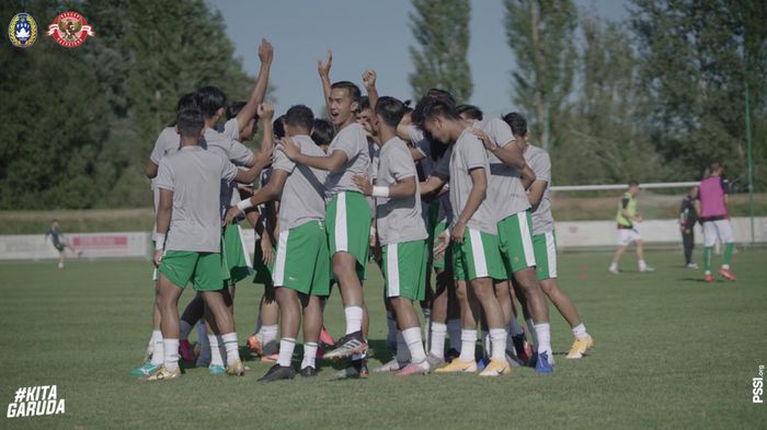 Timnas U-19 Indonesia melakukan pemanasan saat laga melawan Bulgaria pada International Friendly Tournament U-19.