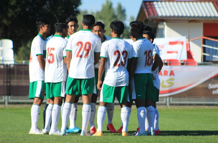 Timnas Indonesia U-19 sesaat sebelum sepak mula laga melawan Bulgaria, Sabtu (5/9/2020).