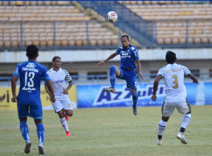 Bek sekaligus kapten Persib Bandung, Supardi Nasir, saat melawan Tira-Persikabo di laga uji coba, Sabtu (5/9/2020).