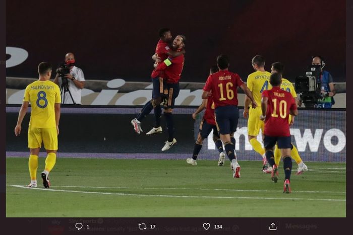 Sergio Ramos memeluk Ansu Fati usai mencetak gol timnas Spanyol ke gawang Ukraina di laga UEFA Nations League, 6 September 2020.