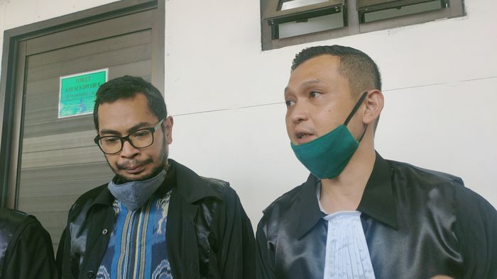 Aris Marasabessy dan Muhammad Firdaus, kuasa hukum Dwi Sasono di Pengadilan Negeri Jakarta Selatan, Senin (7/9/2020).