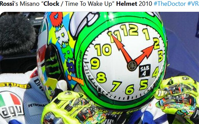 Helm bergambar jam weker menjadi salah satu helm edisi khusus Valentino Rossi pada seri MotoGP San Marino. Helm ini dipakai Rossi pada musim 2010.