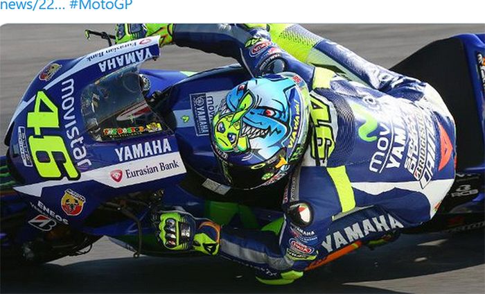 Valentino Rossi menggunakan helm spesial pada balapan MotoGP San Marino musim 2015. Ikan kecil mewakili Rossi yang sedang diburu oleh rival-rivalnya. 