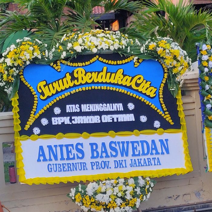 Karangan bunga dari Gubernur DKI Jakarta, Anies Baswedan, yang diletakkan di pelataran gedung Kompas Gramedia, Palmerah Selatan, Rabu (9/9/2020).
