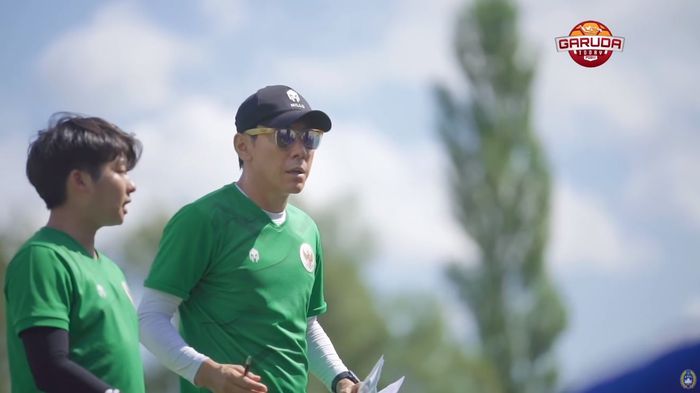 Shin Tae-yong bersama penerjemahnya, Jeje yang memberikan instruksi kepada pemain timnas U-19 Indonesia pasca-laga kontra Bulgaria, Sabtu (5/9/2020).