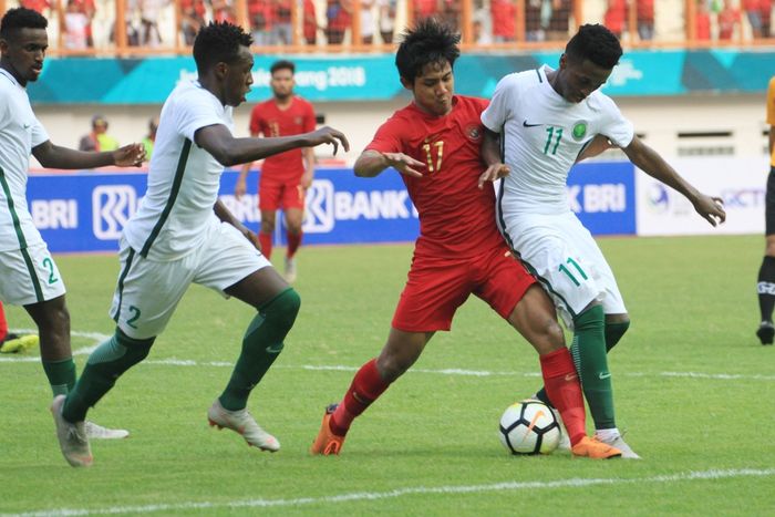 Aksi Witan Sulaeman saat menghadapi Arab Saudi di Stadion Wibawa Mukti, Cikarang, Rabu (1010/2018).