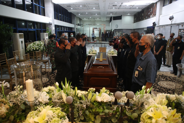 Penghormatan terakhir para karyawan untuk Jakob Oetama di gedung Kompas Gramedia, Palmerah Selatan, Rabu (9/9/2020) malam.