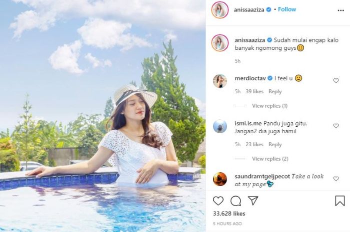 Potret cantik Anissa Azizah saat berendam di kolam renang. 