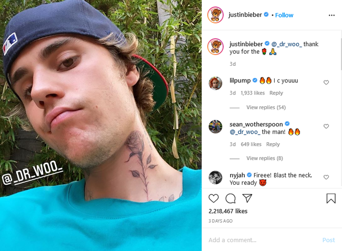 Justin Bieber memamerkan tato mawar barunya.