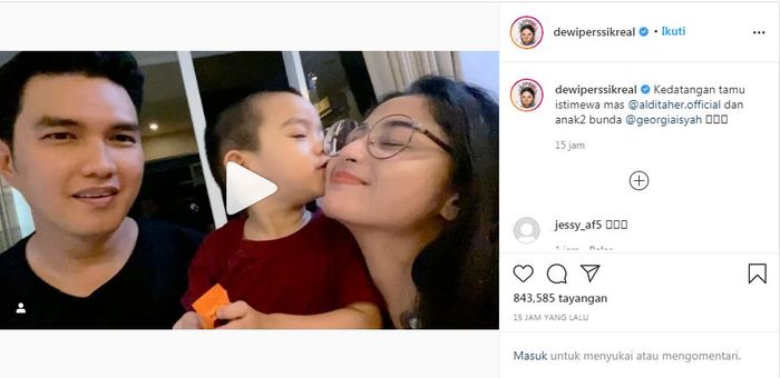  Aldi Taher dan Dewi Perssik menunjukkan keakraban mereka meski sudah bercerai 11 tahun lalu.