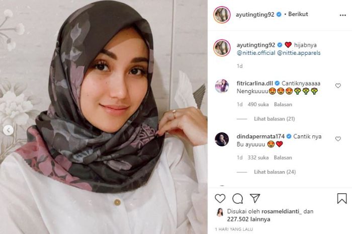 Potret anggun Ayu Ting Ting dalam balutan hijab.