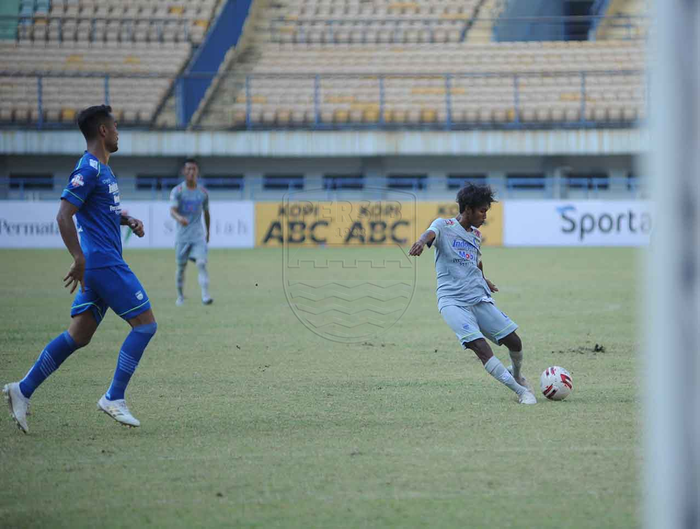Pemain Persib U-20, Saiful saat mencetak gol indah pada Sabtu (12/9/2020).