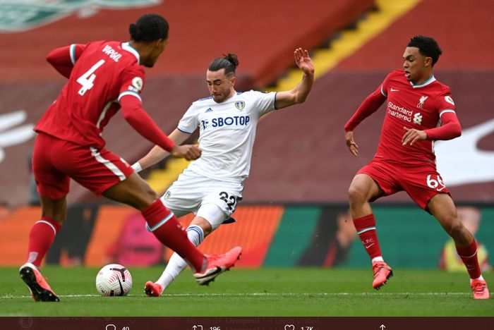 Pemain Leeds United, Jack Harrison, melepaskan tembakan ketika dua bek Liverpool, Virgil van Dijk dan Trent Alexander-Arnold berusaha memblokade pada laga perdana Liga Inggris, Sabtu (12/9/2020).