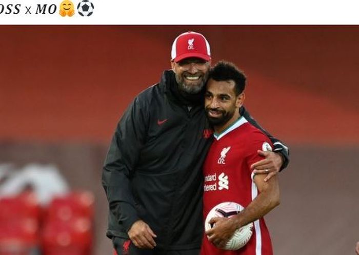 Pelatih Liverpool, Juergen Klopp, memeluk Mohamed Salah seusai laga Liga Inggris kontra Leeds United di Stadion Anfield, Sabtu (12/9/2020).