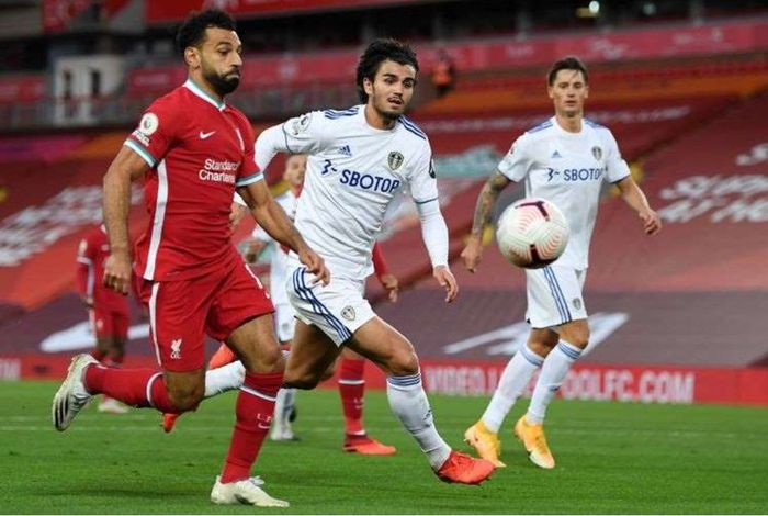 Pascal Struijk mengawal Mohamed Salah dalam laga Liverpool vs Leeds United, Sabtu (12/9/2020) di Anfield.