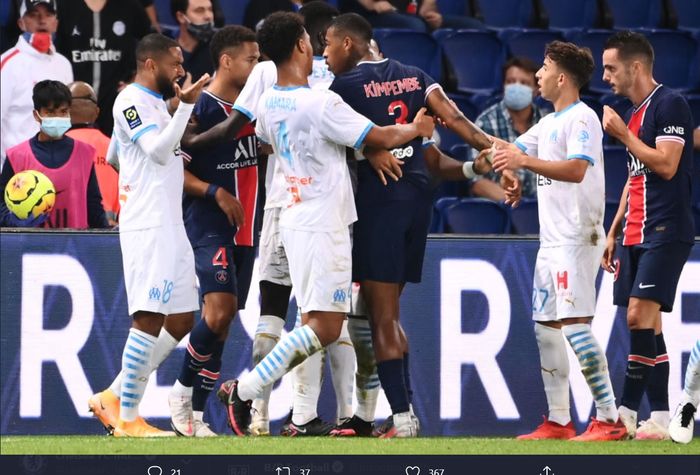 Para pemain Paris Saint-Germain dan Olympique Marseille terlibat bentrokan dalam laga Liga Prancis yang berlangsung di Parc des Princes, Minggu (13/9/2020).