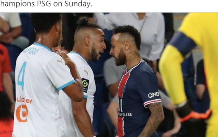 Penyerang Paris Saint-Germain, Neymar, berdebat dengan gelandang Olympique Marseille, Dimitri Payet, dalam laga Liga Prancis di Stadion Parc des Princes, Minggu (13/9/2020).