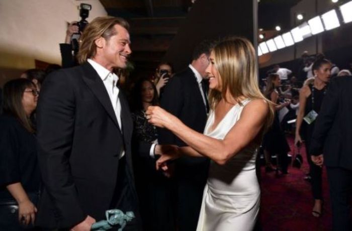 Pertemuan Jennifer Aniston dan Brad Pitt di acara Fast Times at Ridgemont High. 