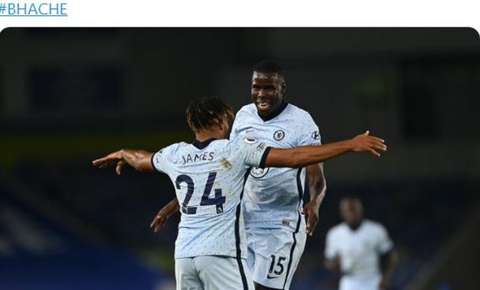 Dua bek Chelsea, Reece James dan Kurt Zouma, merayakan gol yang dicetak ke gawang Brighton &amp; Hove Albion dalam laga Liga Inggris di Stadion Amex, Senin (14/9/2020).