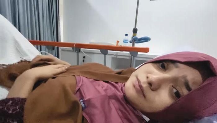 Tangkapan layar YouTube Ciky Citra Rezky saat  Citra Kirana di larikan ke rumah sakit akibat mastitis.
