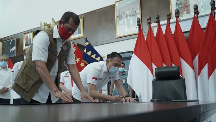 Ketua Umum PSSI, Mochamad Iriawan (kanan), dengan Ketua BNPB, Doni Monardo (kiri).