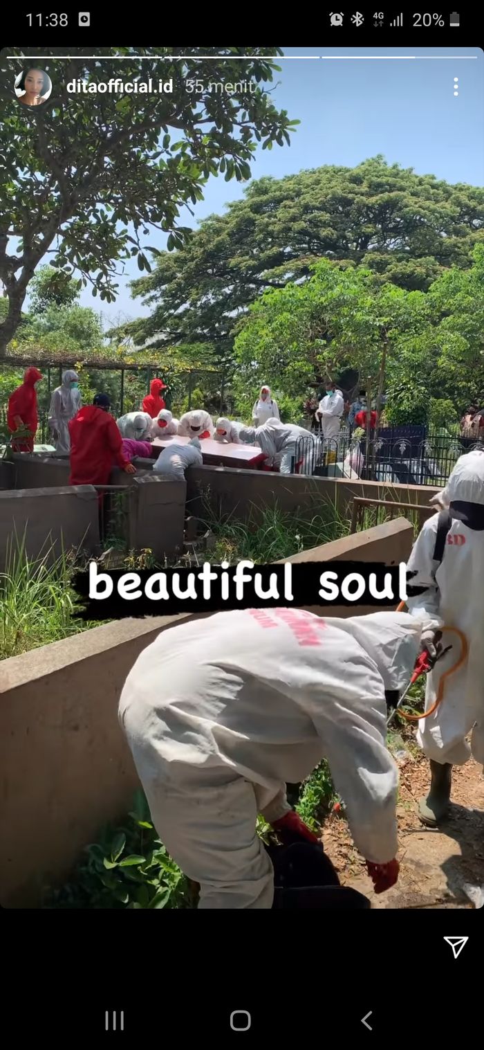 Proses pemakaman ayah Mey Chan dengan menerapkan secara protokol Covid-19.