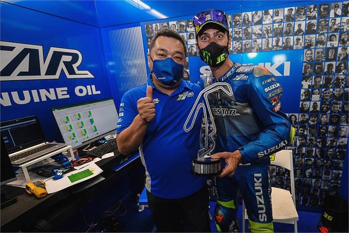 Pembalap Suzuki Ecstar, Joan Mir (kanan), dan Manajer Teknis Ken Kawauchi memamerkan trofi podium ketiga pada balapan MotoGP San Marino di Sirkuit Misano, Italia, 13 September 2020.