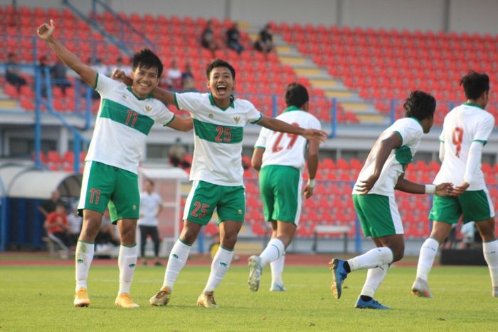 Pemain timnas U-19 Indonesia merayakan gol ke gawang Qatar