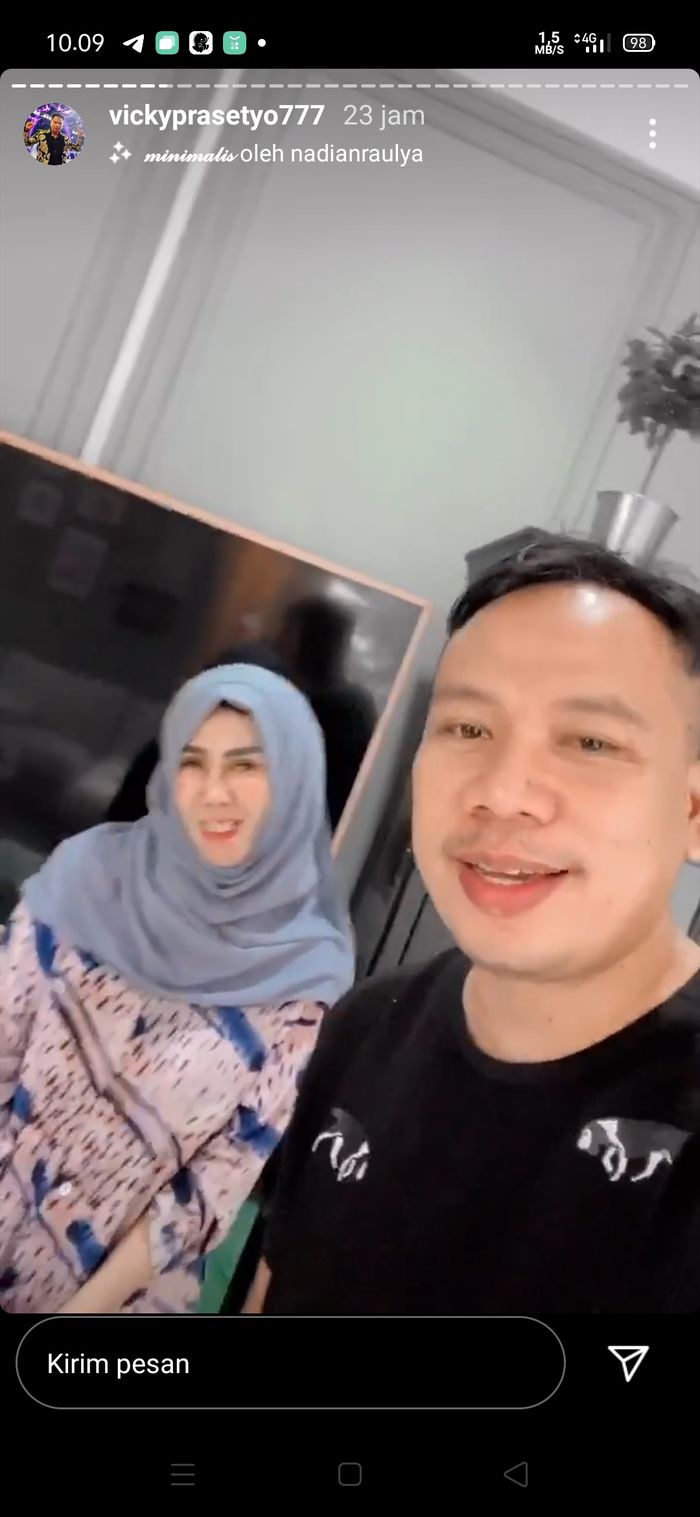 Vicky Prasetyo meminta doa pada Amy Qanita