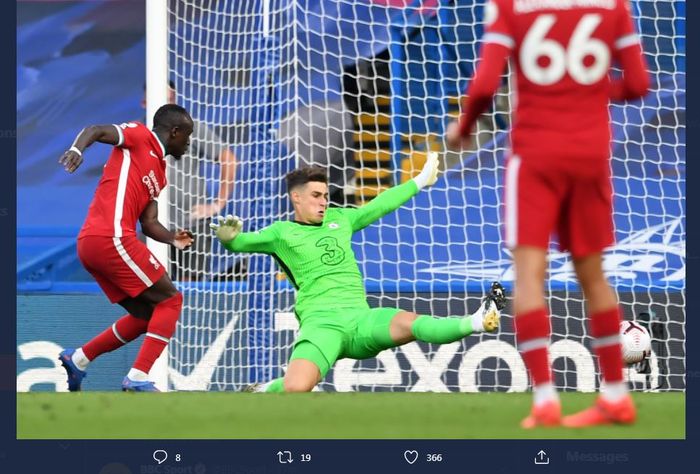 Sadio Mane cetak gol setelah memanfaatkan blunder Kepa dalam laga Chelsea vs Liverpool di Stamford Bridge, 20 September 2020.