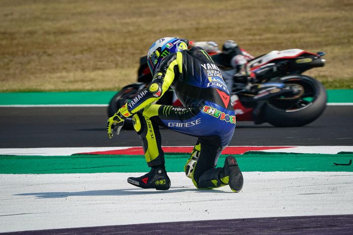 Pembalap Monster Energy Yamaha, Valentino Rossi, terjatuh pada balapan MotoGP Emilia Romagna yang berlangsung di Sirkuit Misano, Italia, Minggu (20/9/2020).